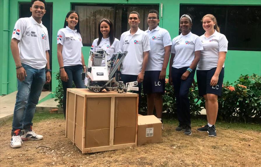 Minerd entrega nuevos kits de robótica a liceo científico de Villa Tapia