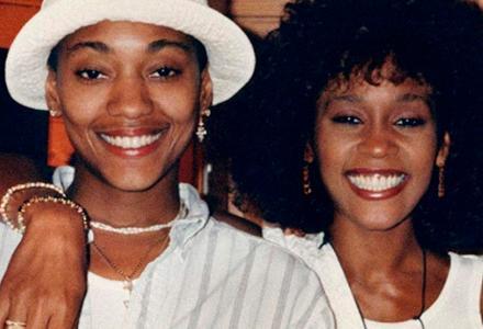  Whitney Houston tuvo un romance con su mejor amiga, según ella