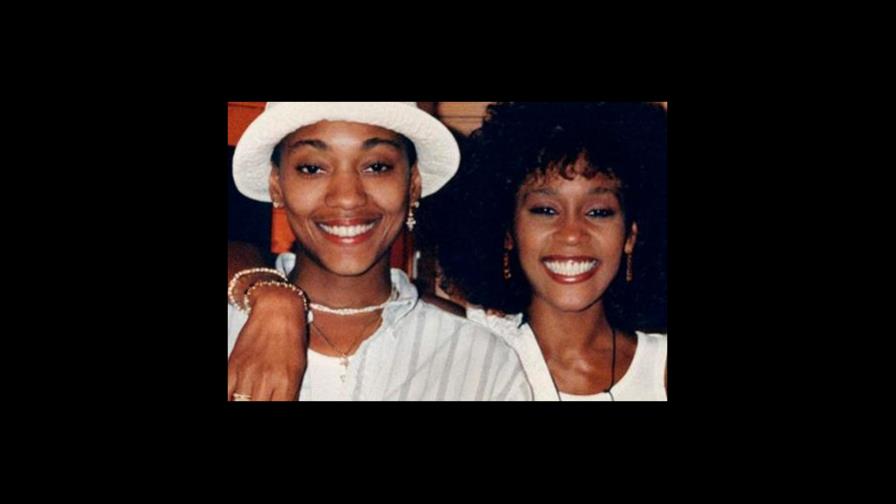  Whitney Houston tuvo un romance con su mejor amiga, según ella
