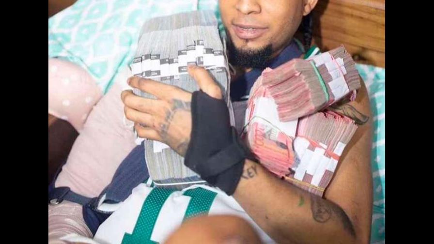 Rochy RD es criticado por controversial foto mostrando dinero 