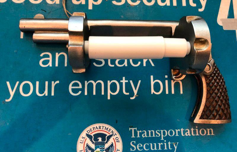 Encuentran rodillo de papel higiénico en forma de pistola en una bolsa en un aeropuerto