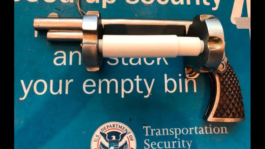 Encuentran rodillo de papel higiénico en forma de pistola en una bolsa en un aeropuerto