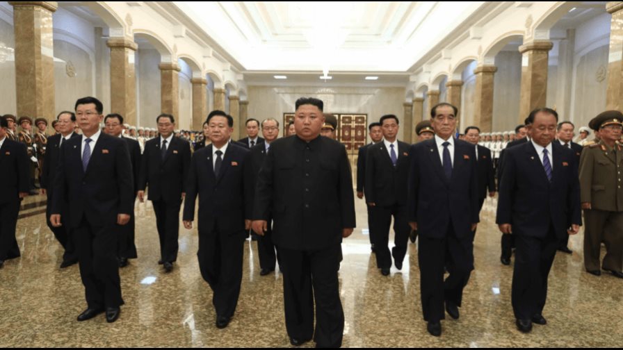 Kim Jong-un aparece en público para rendir tributo a su abuelo