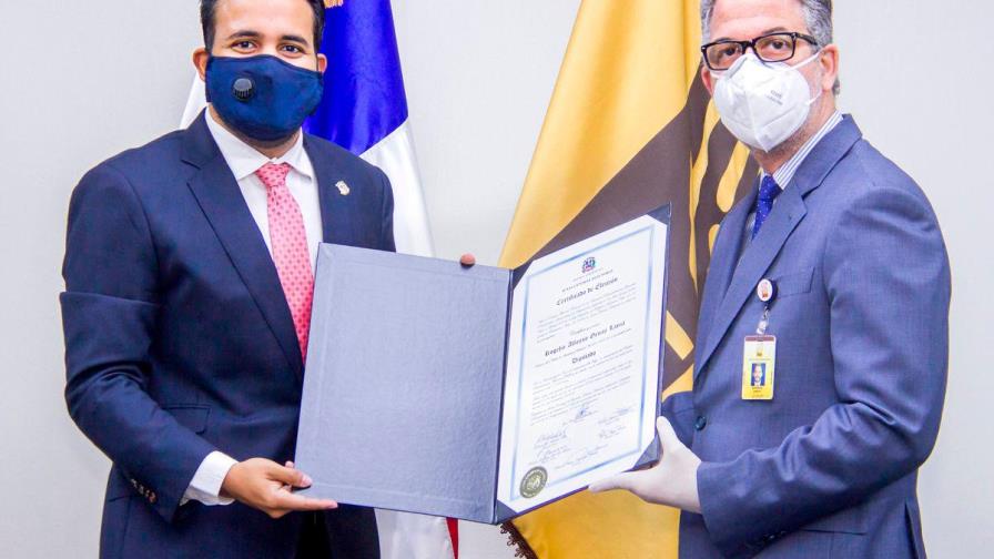 Setenta diputados retiraron este jueves sus certificados de elección en la JCE