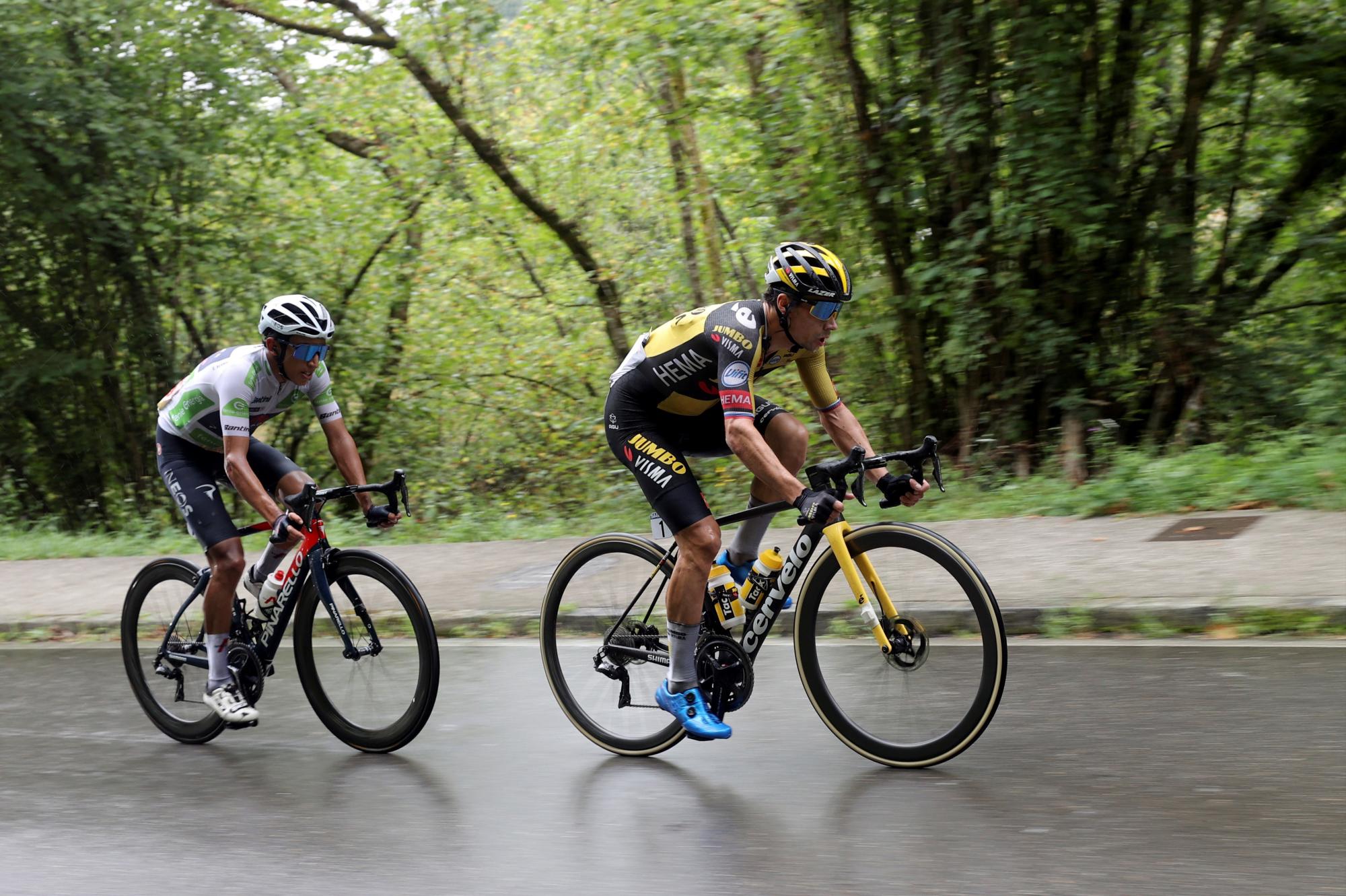 El esloveno Primoz Roglic (d), del equipo Jumbo Visma, y el colombiano Egan Bernal (i), del equipo INEOS, durante la 17ª etapa de la Vuelta este miércoles, entre Unquera (Cantabria) y los Lagos de Covadonga, tras 185,8 km de recorrido. (EFE/Manuel Bruque(