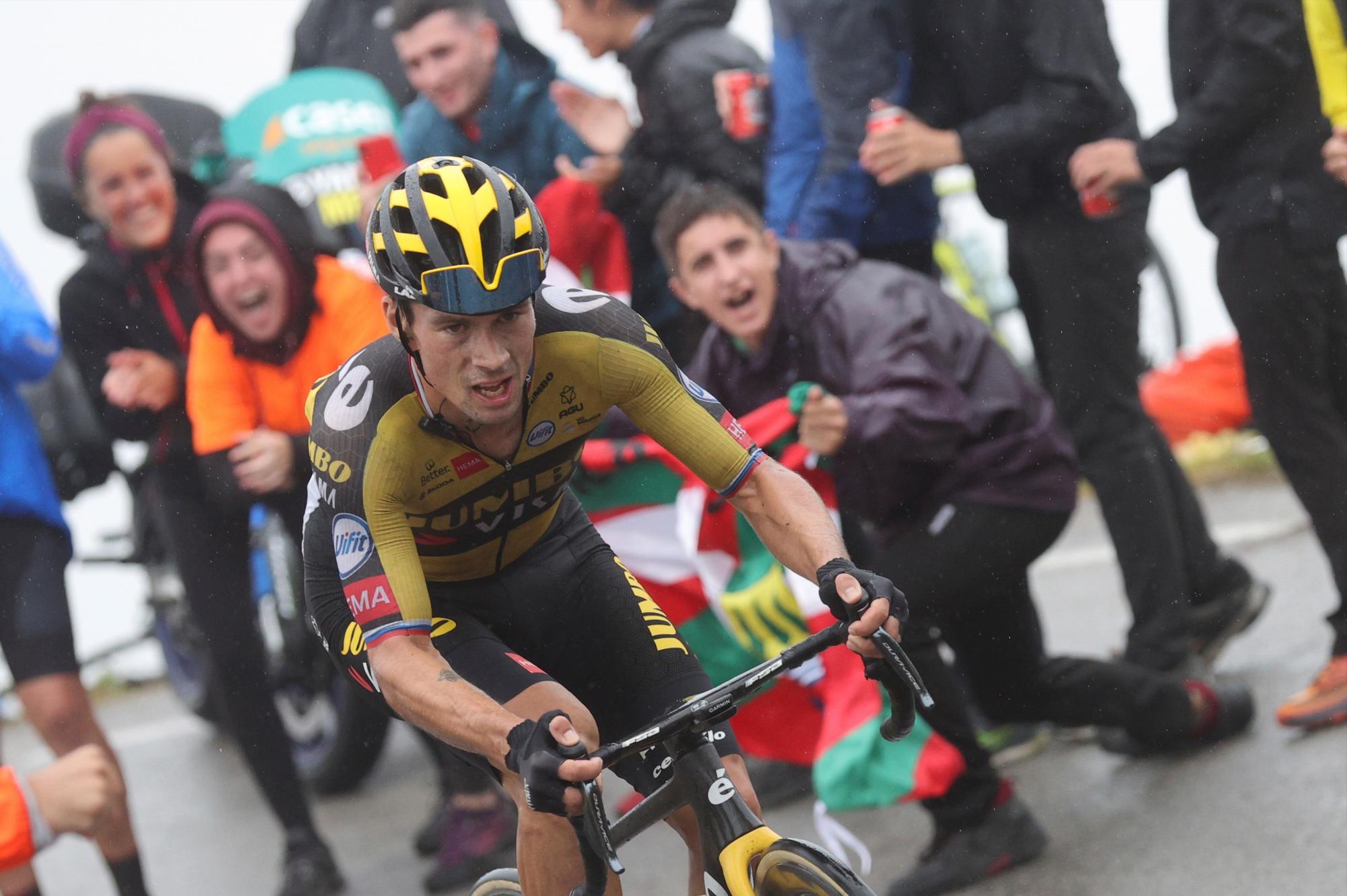 El esloveno Primoz Roglic (Jumbo Visma) en su subida en solitario a los Lagos de Covadonga durante la 17ª etapa de la Vuelta este miércoles, entre Unquera (Cantabria) y los Lagos de Covadonga, tras 185,8 km de recorrido. (EFE/Manuel Bruque)