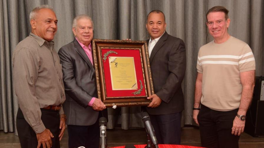 Club La Fe  reconoce trayectoria de Sebelén en boliche RD  