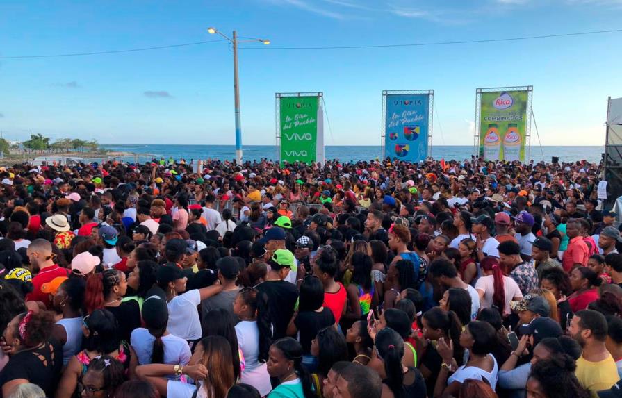 Fanáticos esperan a Romeo Santos en el malecón de San Pedro de Macorís
