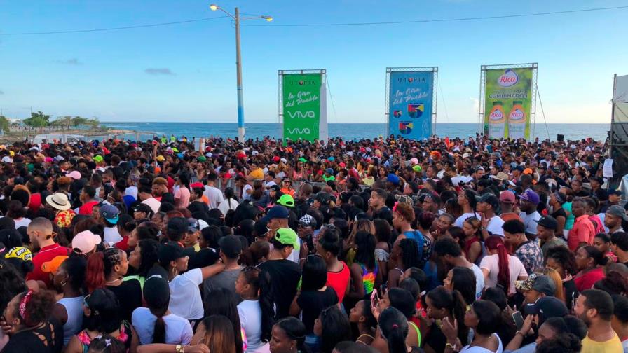 Fanáticos esperan a Romeo Santos en el malecón de San Pedro de Macorís