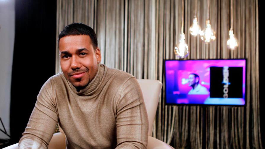 Lo que hace Romeo Santos cuando se aburre en el avión Lo que hace Romeo Santos cuando se aburre en el avión