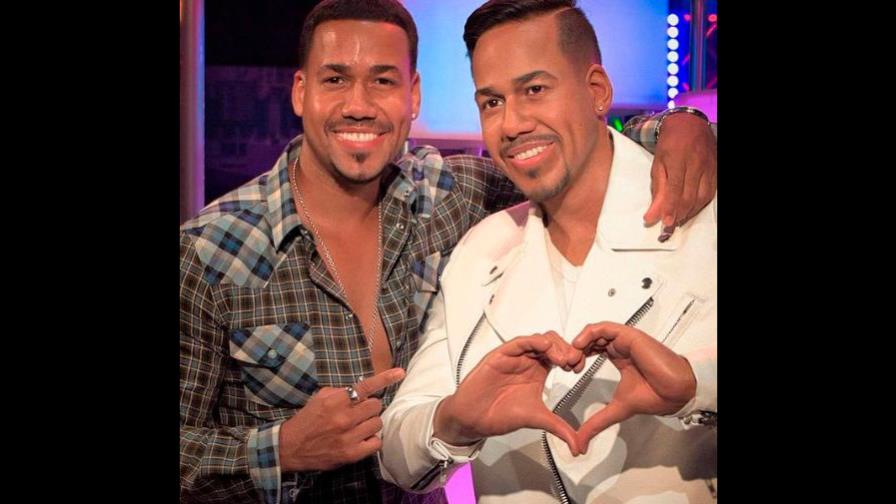 Los fans se siguen preguntando quién es quién en la foto del gemelo de Romeo Santos Los fans se siguen preguntando quién es quién en la foto del gemelo de Romeo Santos