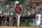 Ronald Guzmán camina firme a llevarse el liderato de bateo en la pelota invernal dominicana