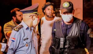 Ronaldinho ingresa en hotel de Asunci&oacute;n para cumplir arresto domiciliario