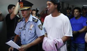 Ronaldinho seguir&aacute; en la c&aacute;rcel; juez paraguayo rechaza prisi&oacute;n domiciliaria 