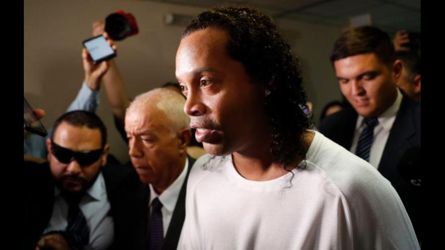 Exfutbolista Ronaldinho es llevado esposado a una audiencia en Paraguay Exfutbolista Ronaldinho es llevado esposado a una audiencia en Paraguay