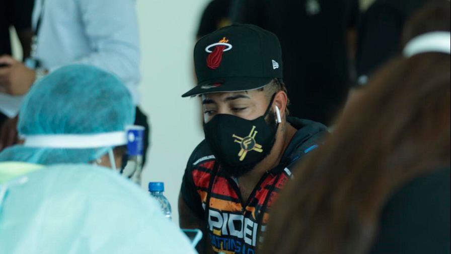 Ronny Rodríguez y Francisco Peña se someten a pruebas COVID-19 para entrenar con las Águilas