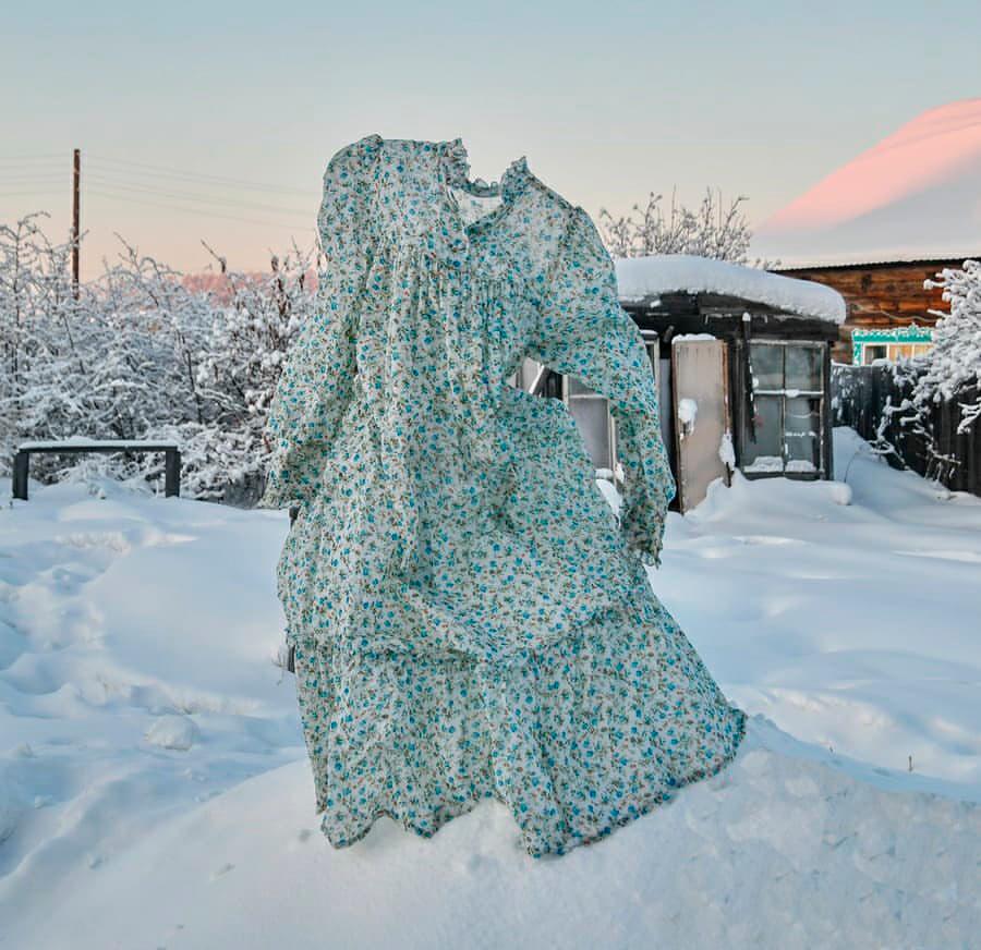 Vestido que se mantiene parado a causa del frío, mostrando así el poder de las heladas en Yakutia, Rusia. 