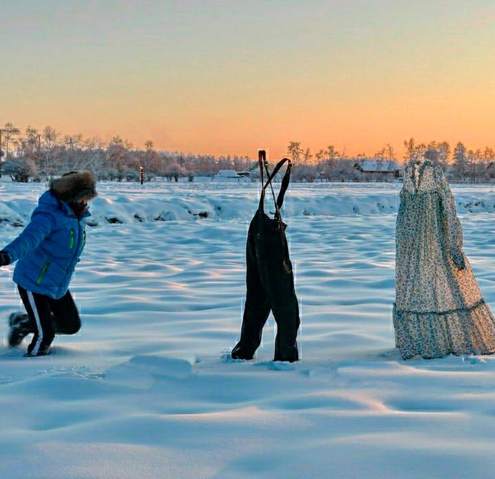 El resultado de la sesión de fotos son unas inusuales imágenes en las que parece que alguien se haya sacado la ropa a la velocidad de la luz. 