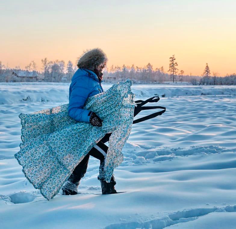 Galina Davídova, de 61 años al retirar una de las piezas, tras concluir su sesión fotográfica de ropa congelada.  
