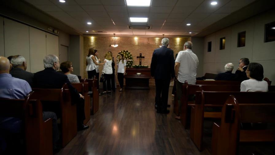 Velan restos de la señora Rosa Michel en la funeraria Blandino Velan restos de la señora Rosa Michel en la funeraria Blandino