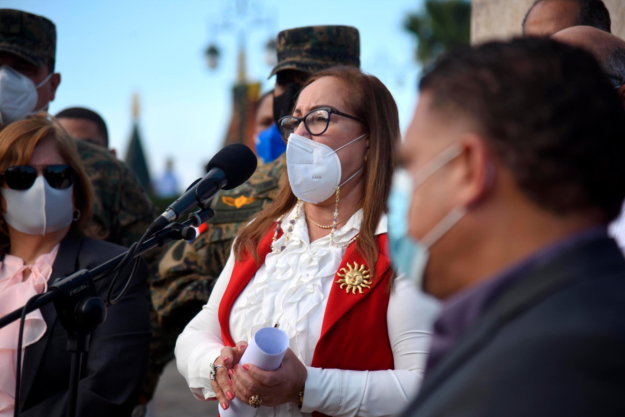 Gobernadora de Santiago, Rosa Santos. 