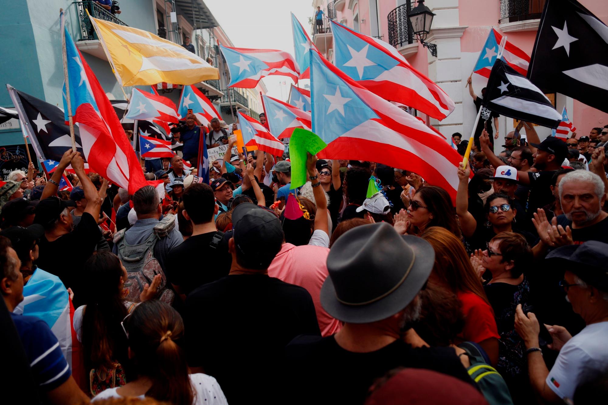 Vecinos de San Juan (Puerto Rico) celebran este viernes la renuncia efectiva del exgobernador Ricardo Rosselló.