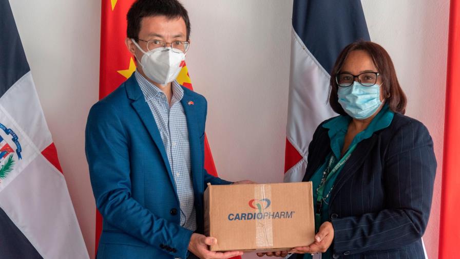 Embajada de China dona 6,000 mascarillas y gel antibacteriano a Diario Libre
