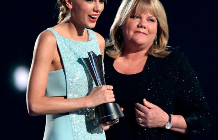 Taylor Swift confiesa que su madre tiene un tumor en el cerebro