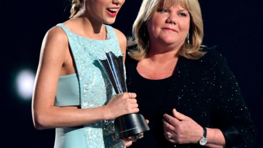 Taylor Swift confiesa que su madre tiene un tumor en el cerebro