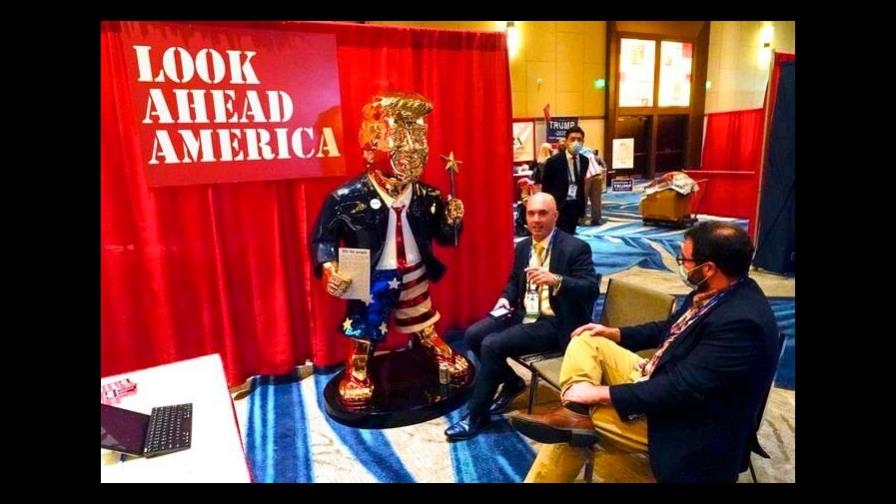 Un Trump dorado, la estatua mexicana estrella del foro de los republicanos