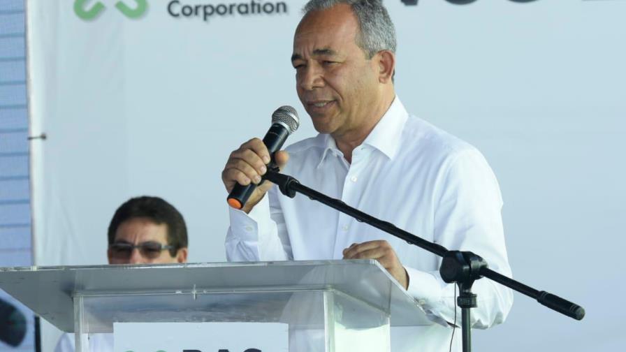 Rubén Bichara dice paneles solares ahorrarán 5 millones de barriles de combustibles por año Rubén Bichara dice paneles solares ahorrarán 5 millones de barriles de combustibles por año