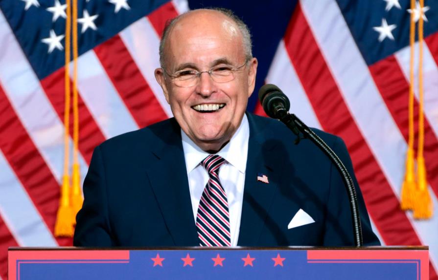 Abogados de Giuliani intentan bloquear el registro de su móvil incautado