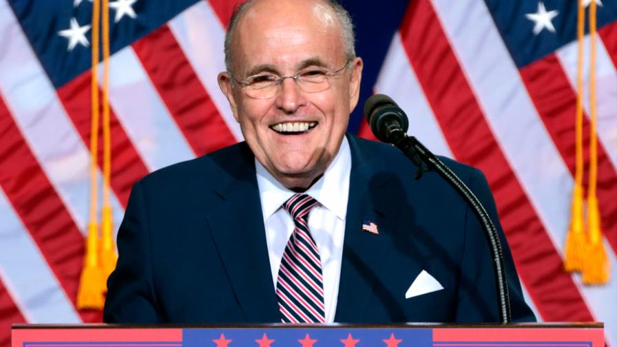Abogados de Giuliani intentan bloquear el registro de su móvil incautado