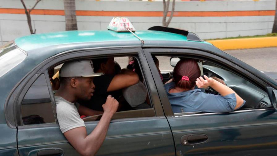 Denuncian discriminan chinos que usan transporte público en República Dominicana 