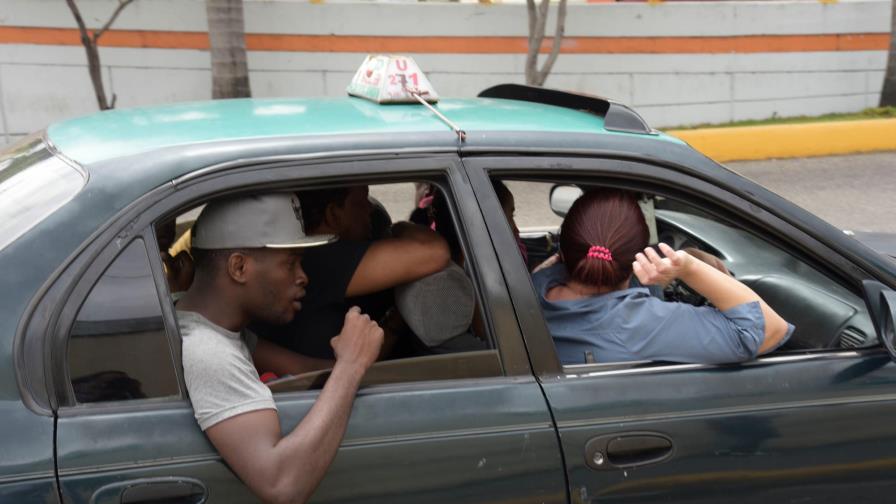Pasajeros sufren las consecuencias de un transporte público deficiente