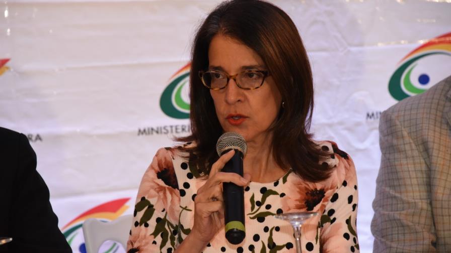 Ante falta de parqueos, directora de la Feria del Libro exhorta a usar taxis para ir al evento