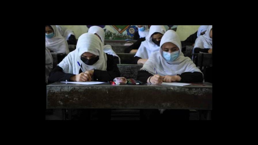 Niñas afganas regresan a la escuela en Herat tras la toma del poder de los talibanes