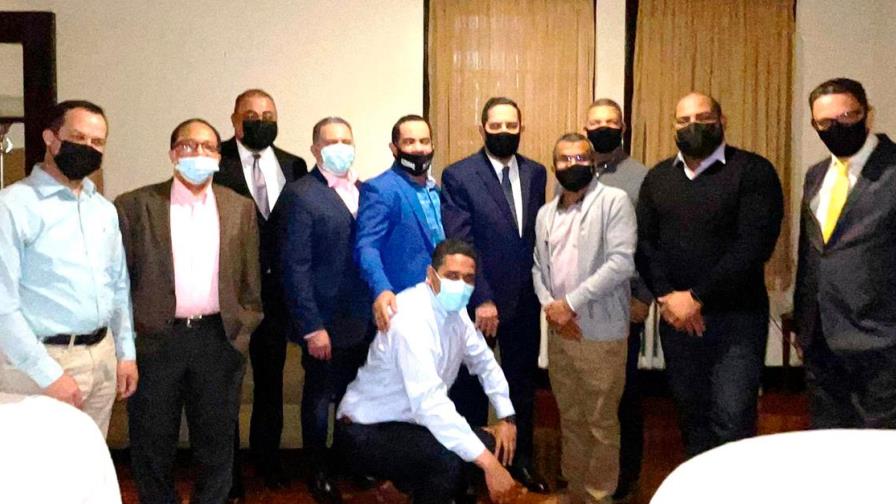 Sacerdote y empresarios se reúnen con cónsul dominicano para informarse sobre planes comunitarios