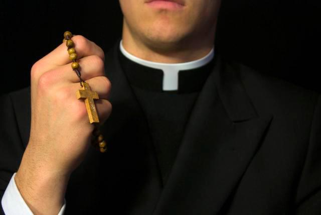 Apresan en Panamá a un sacerdote por delitos sexuales contra menor de 5 años 
