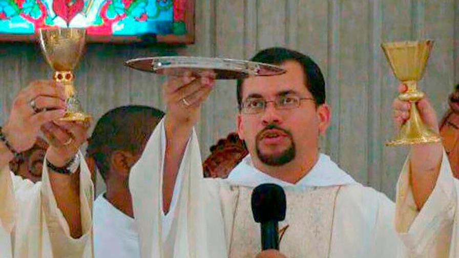 Aplazan juicio contra sacerdote acusado de violación