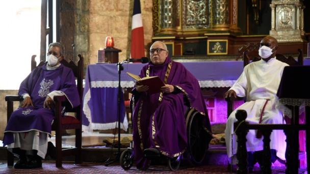 El padre y la feligresía condenan profanación a la iglesia Las Mercedes
Iglesia Las Mercedes en la Ciudad Colonial durante la misa del Miércoles de Ceniza.