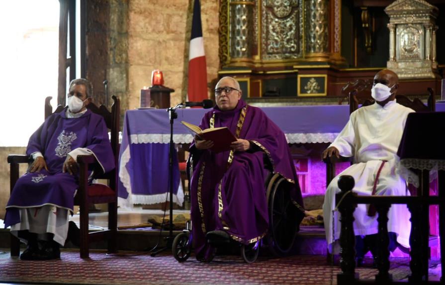 El padre y la feligresía condenan profanación a la iglesia Las Mercedes 
Iglesia Las Mercedes en la Ciudad Colonial durante la misa del Miércoles de Ceniza. 