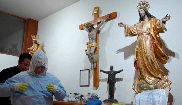 ¿Qué hubiera hecho Jesús?”: Curas mexicanos se arriesgan para consolar a enfermos de COVID-19