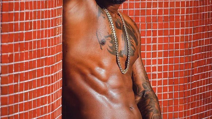 Cantante urbano Musicólogo se desnuda en el programa “Noche de Luz”