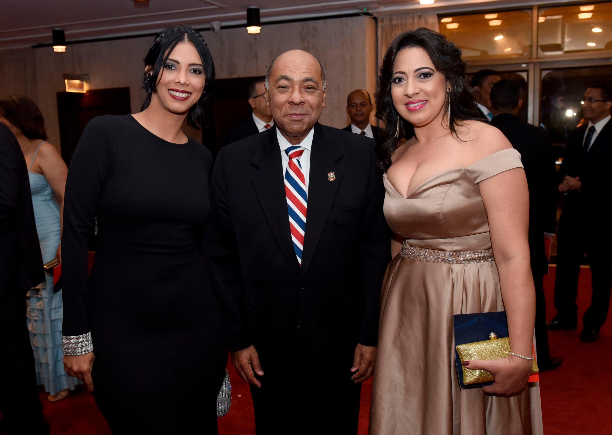 Sahira Mena, Milton Ray Guevara y Esther Rosario.