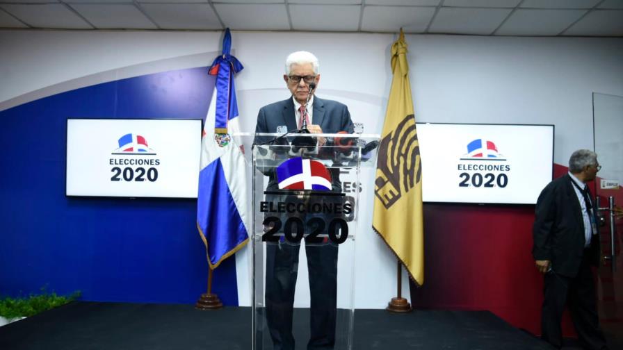 Saladín revoca su renuncia y vuelve al pleno de la Junta Central Electoral