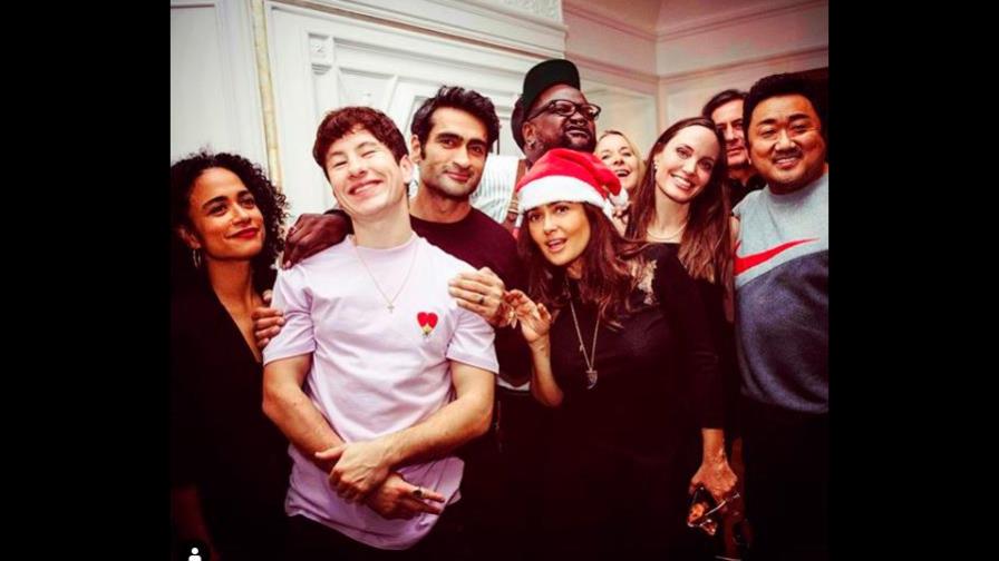 Salma Hayek publica saludo navideño con su nueva familia en “The Eternals”