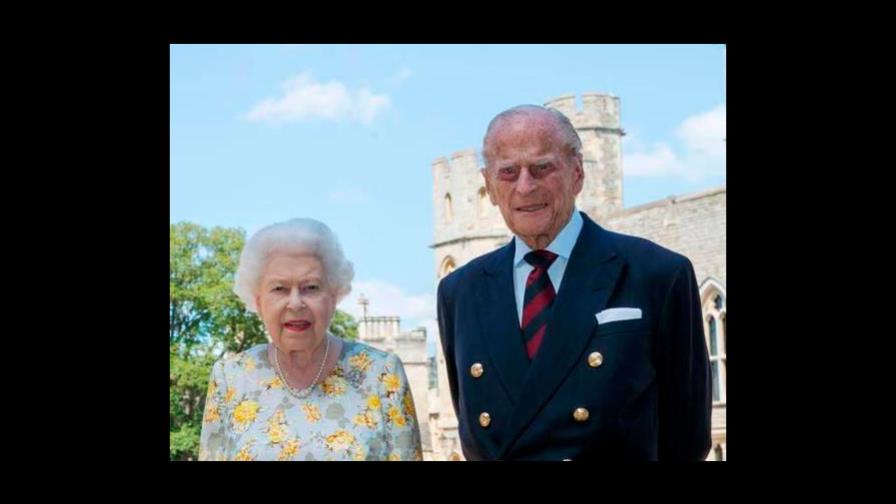Isabel II envía flores, como tributo, al hospital donde trataron a su esposo
