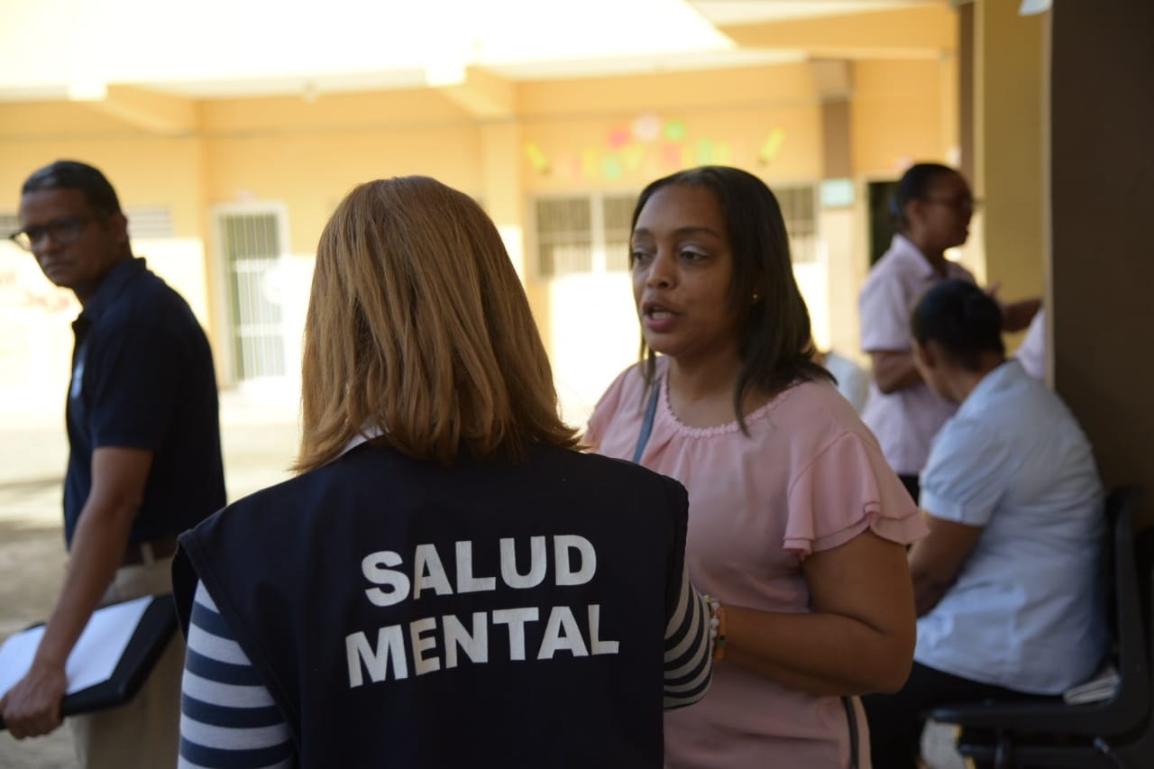 Profesionales de salud mental de varias instituciones trabajan en el sector de Villas Agrícolas, sobre todo en las escuelas afectadas por la explosión de Polyplas.