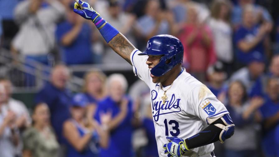 Pérez sacude jonrón; Reales vencen a Atléticos Pérez sacude jonrón; Reales vencen a Atléticos